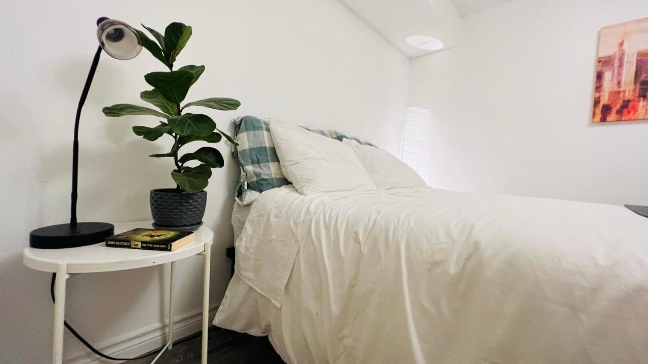 Toronto Bed & Breakfast - Free Parking Exterior photo