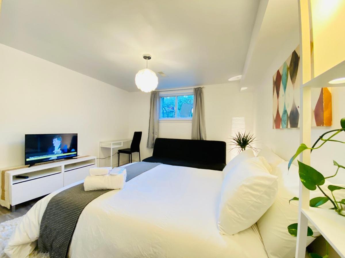 Toronto Bed & Breakfast - Free Parking Exterior photo