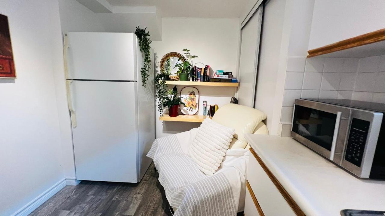 Toronto Bed & Breakfast - Free Parking Exterior photo