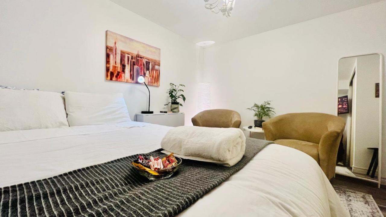 Toronto Bed & Breakfast - Free Parking Exterior photo