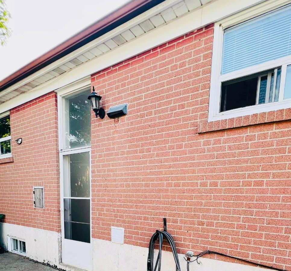 Toronto Bed & Breakfast - Free Parking Exterior photo