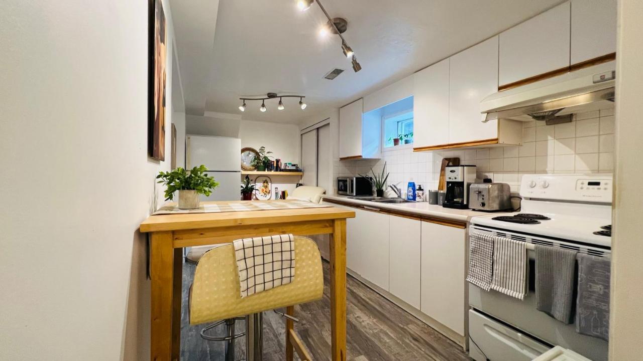 Toronto Bed & Breakfast - Free Parking Exterior photo