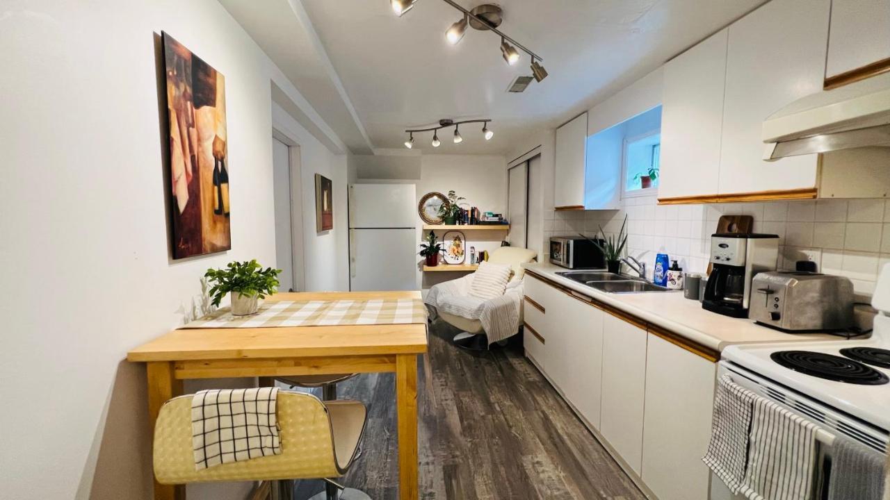 Toronto Bed & Breakfast - Free Parking Exterior photo