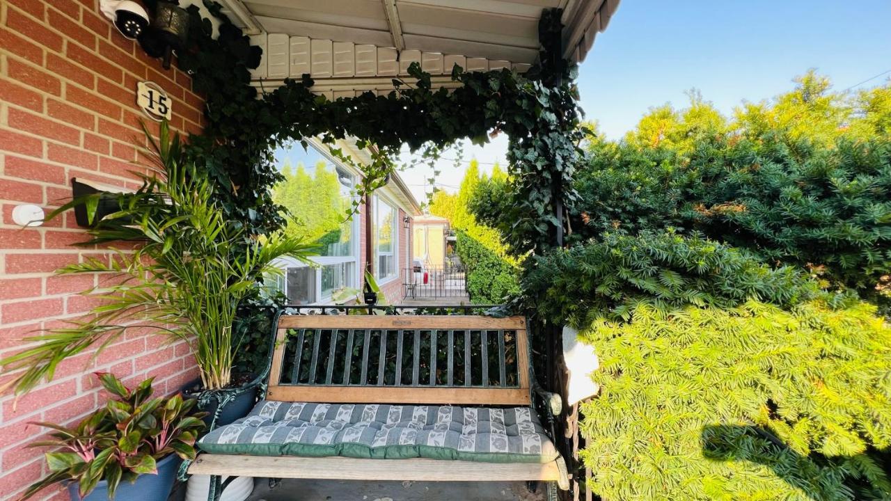 Toronto Bed & Breakfast - Free Parking Exterior photo