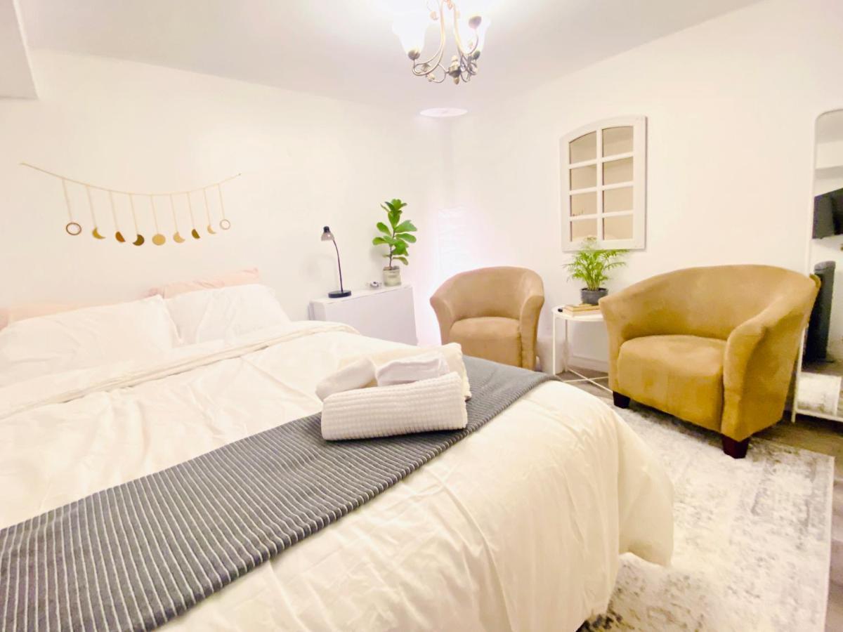 Toronto Bed & Breakfast - Free Parking Exterior photo