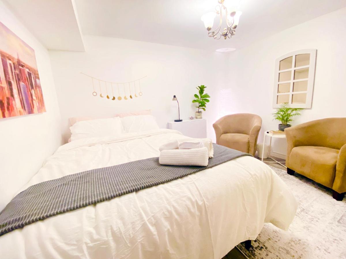 Toronto Bed & Breakfast - Free Parking Exterior photo