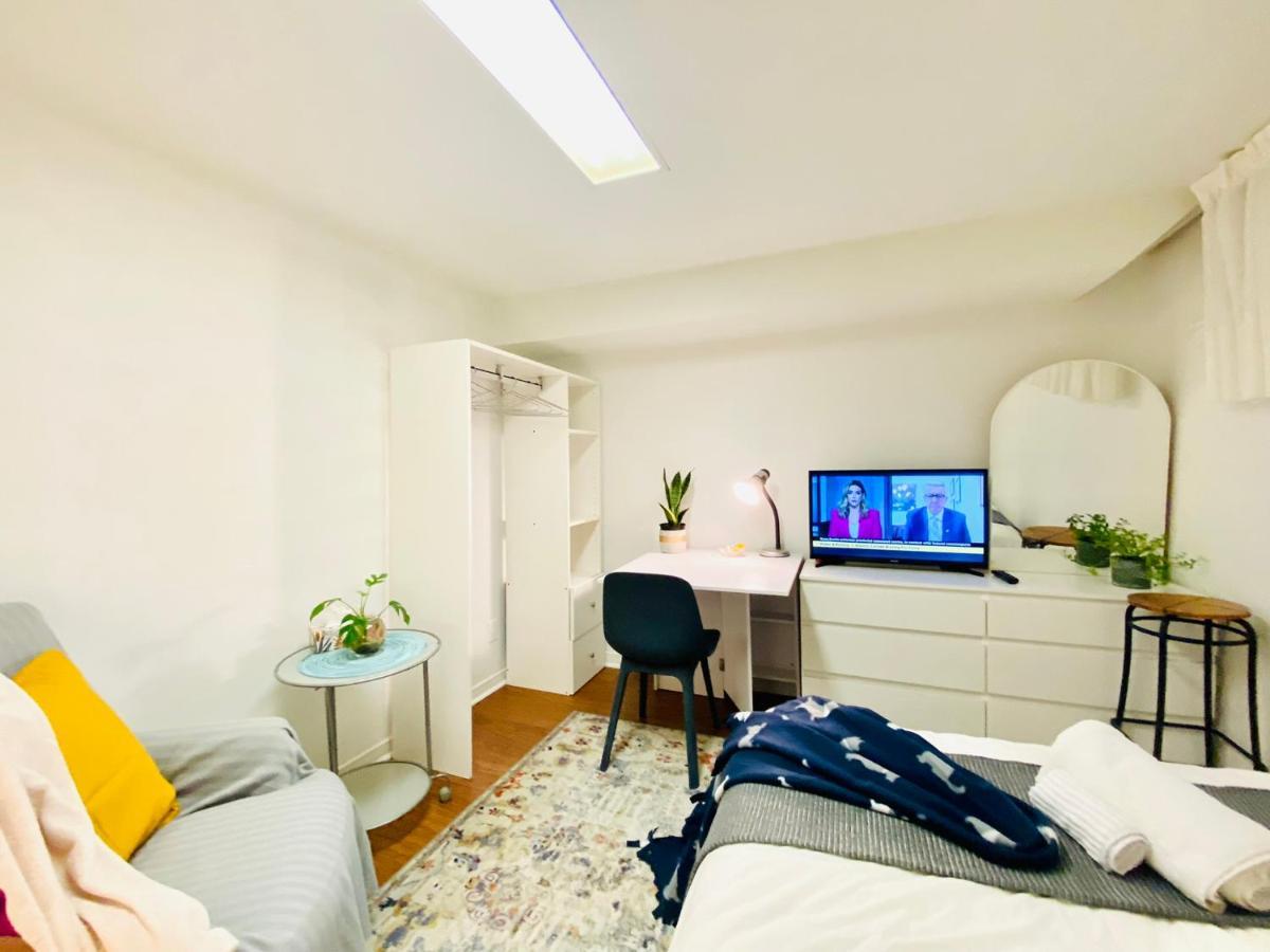 Toronto Bed & Breakfast - Free Parking Exterior photo