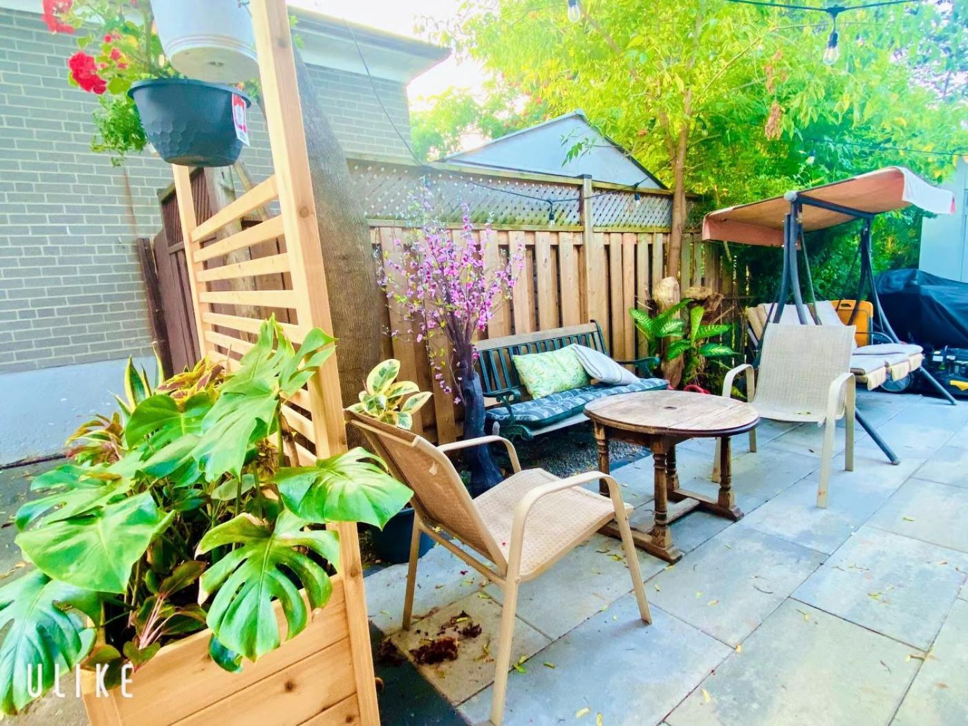 Toronto Bed & Breakfast - Free Parking Exterior photo